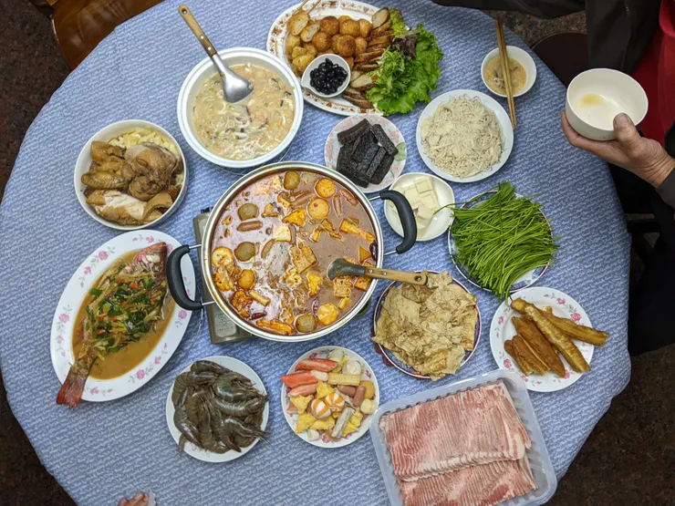 年夜飯全景照（是的大家吃之前要等我拍照XD）