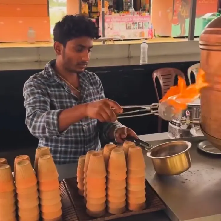 把燒紅的鐵罐直接放進裝了奶茶的鍋子裡