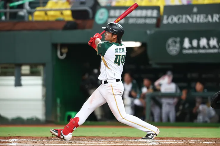 「磬嗆」曾昱磬開季開啟無雙。（翻攝自台鋼雄鷹臉書）