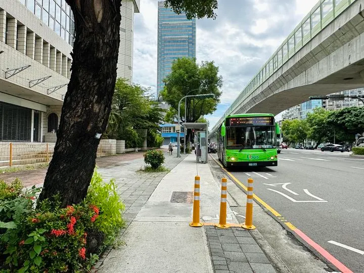 不僅是坐輪椅的高度招手難被看到，如果公車司機不靠站，輪椅族上車也是風險。