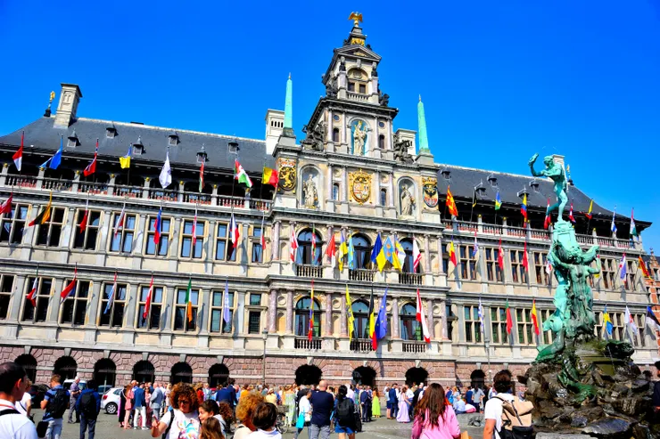 【側拍不好太忘形踅向布拉博噴泉！背景為市政廳。】