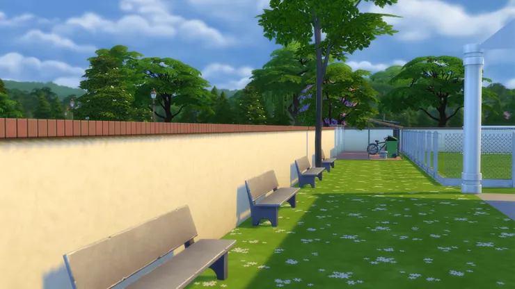 真的很多地方坐！午飯時間即使佔不到餐桌椅，也不愁沒地方吃飯。