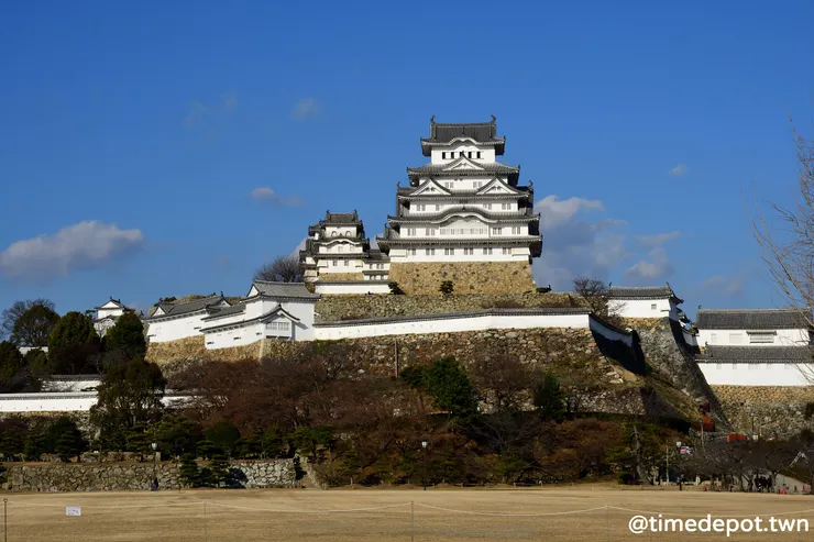 五重屋簷的天守閣與廣達23公頃的腹地，壯觀的景色讓姬路城成為日本最有名氣的城堡之一