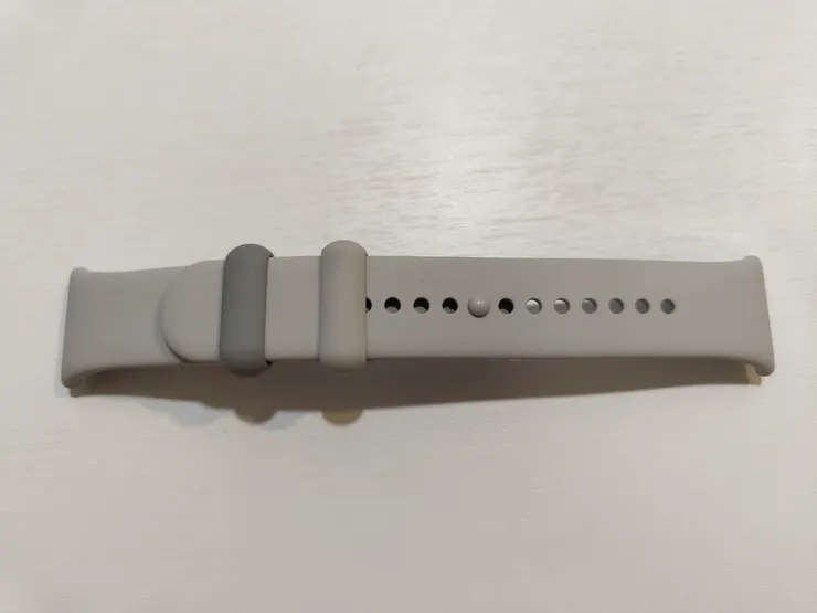 小米手環8Pro的錶帶結構偏複雜，比較不易配戴