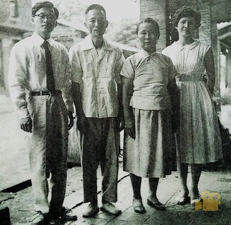 台大時期，陳錦芳（左一）與父母拍攝於歸仁舊街仔   1958