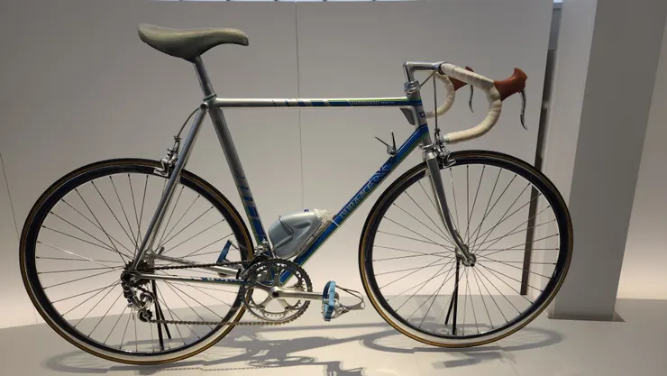 Shimano在1980年推出的Dura-Ace AX。推出的人就是現任社長的父親，是自行車史上第一套的Aerodynamic套件。但是也是第一套讓Shimano賠上很多錢的套件。主要還是當時的材料科技還無法現實真正的“Aerodynamic”。我對這套零件特別有印象，因為我也是1980年生的。