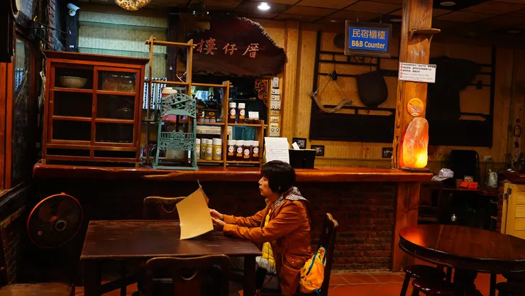 木製放菜餚櫥櫃和手搖挫冰機