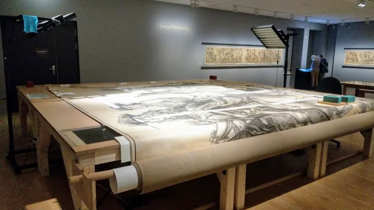 修復中的《王子遊行》（Fürstenzug）草圖，是版畫和素描收藏館修復工作收藏的最大作品，共十一幅，為 1872 年至 1876 年間繪製。1904 年，邁森瓷器廠的瓷器畫師們將壁畫貼上瓷片，成為世界最大的陶瓷藝術品。