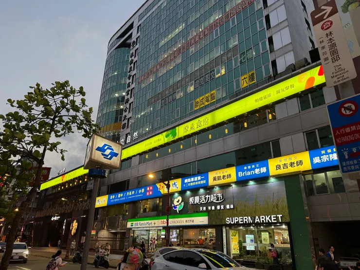 位於捷運府中站一號出口，全家旁邊入口搭電梯到4F