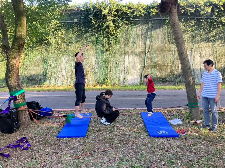 大人、小孩都能玩的走繩運動