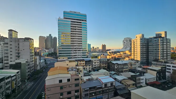 房間窗外的高雄市市區晨景!