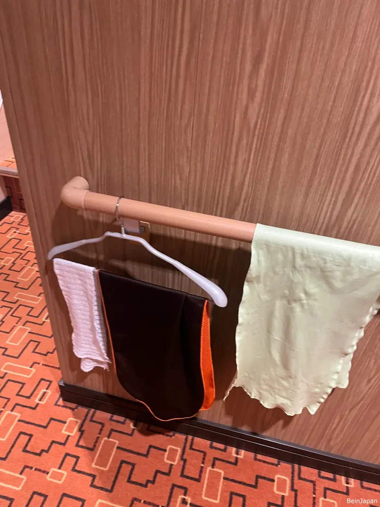 手把也可以拿來掛毛巾，或是鎖住行李箱等等。