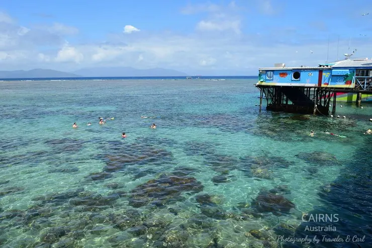 大堡礁淺水處，有少數人在玩水，離岸較近