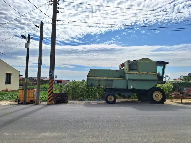 家門外的廢棄耕耘機是我小時候的玩伴之一