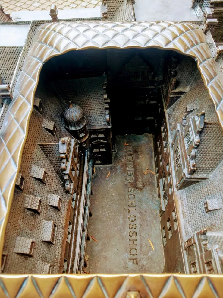 模型連挑空的採光罩都做出來