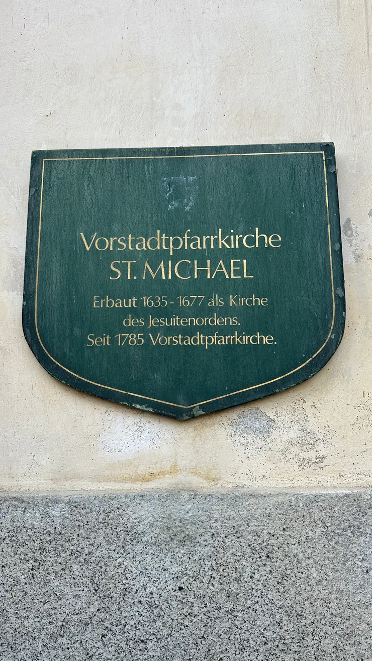 沿路走回老城區，發現超老建築