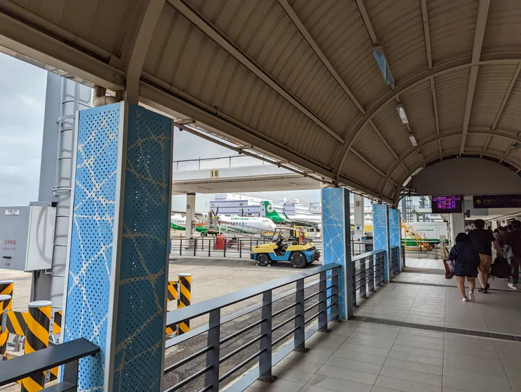 出來後是一個走廊,可以看到很多架國內線飛機