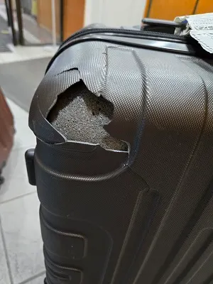 行李箱破了一個大洞