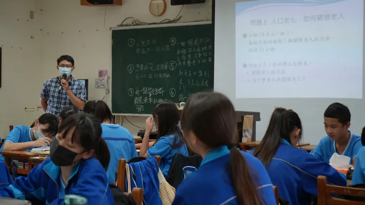 由張嚶尹老師設計的「家鄉的人們去哪了？⁣」課程，再由洪佳宏老師接棒，將持續和學生共同探索人口帶來的種種影響。