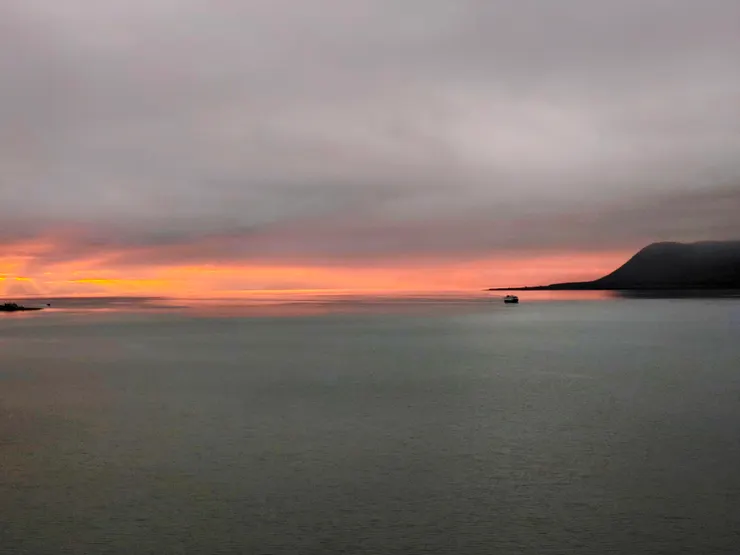 迷濛又浪漫的夕陽餘暉，天色也慢慢地黑了。