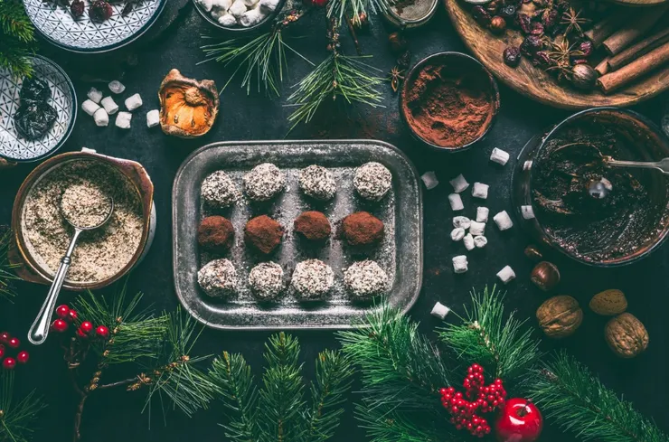 巧克力等各式軟糖甜點都是月老的菜。圖/123RF圖庫