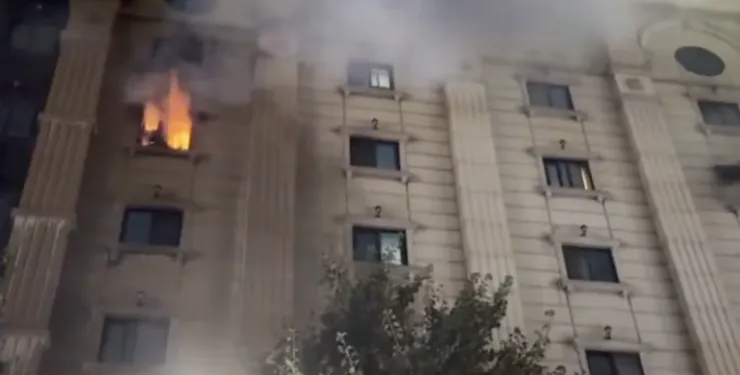 富川酒店發生火災時的現場拍攝情況 (來源：Channel A《‘부천 호텔 화재’ 매트리스가 불쏘시개 | 뉴스TOP 10》)