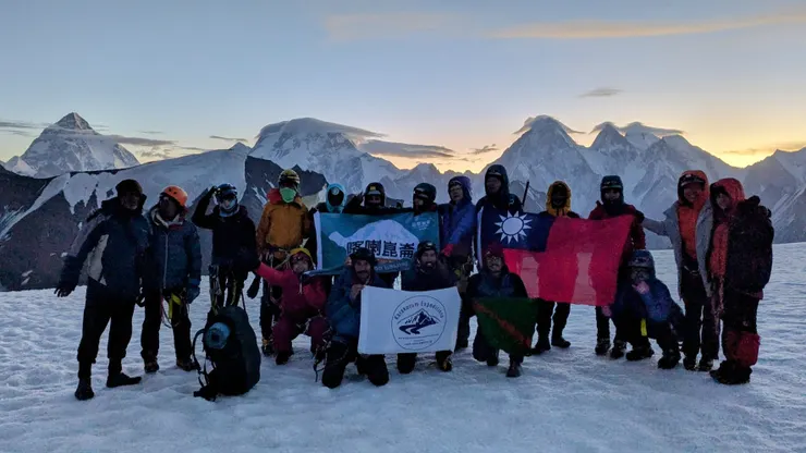 左邊第三個戴藍頭盔的是我，不要懷疑，我真的翻上海拔5585公尺的pass了！