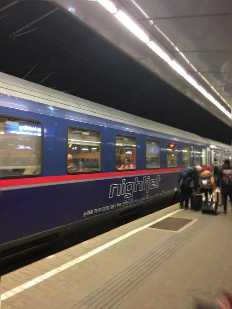 圖片是ÖBB的夜車從維也納到威尼斯，但它的票超難搶，一個月前早鳥票跟床鋪全訂光了，只能買座位票。可能因為夜車太搶手，我曾經一夕之間眼睜睜的看著它的票價從49歐漲到59歐，真的就在一夜之間漲10歐。