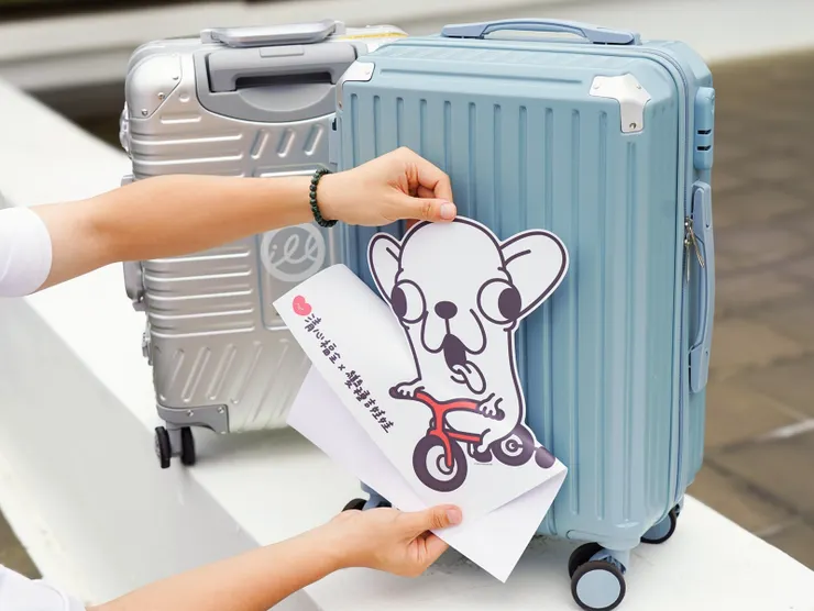 圖說：三款「變種吉娃娃」行李箱貼設計充滿巧思，不管在何處都要展現態度滿點，完美重現厭世又趣味的生活樣貌。（資料來源：清心福全）