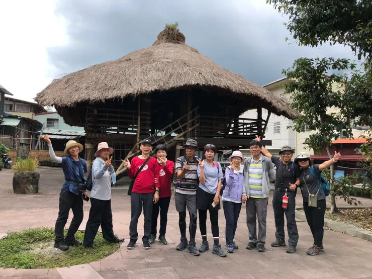 達邦部落~庫巴~左邊及屋頂都有神花(金草石斛蘭)也象徵會所與天界神靈的連結