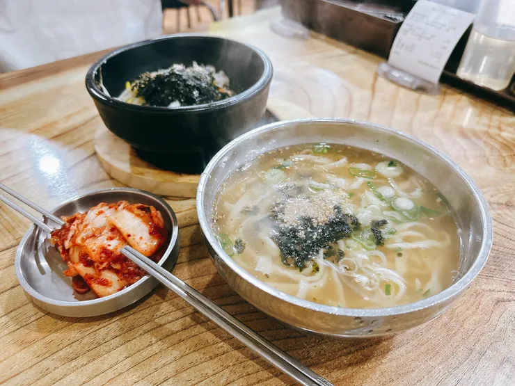 吃到一半還被隔壁台灣人問我們桌上的能量飲是哪個牌子，我們到底是多容易被搭話