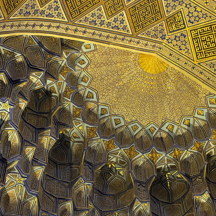 閃閃發光的帖木兒陵寢內部一隅