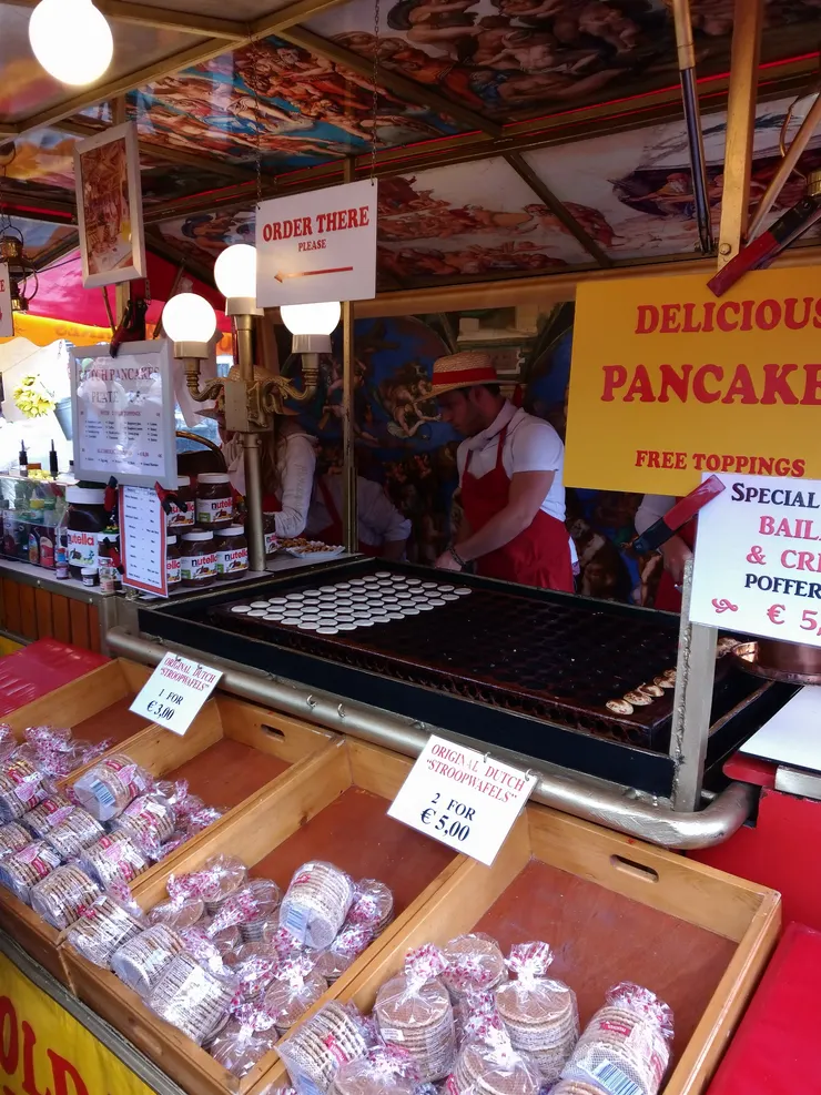 焦糖煎餅也算是廣義的鬆餅，真的很甜(照片下方袋裝的就是；煎台上正在做的則是小鬆餅)