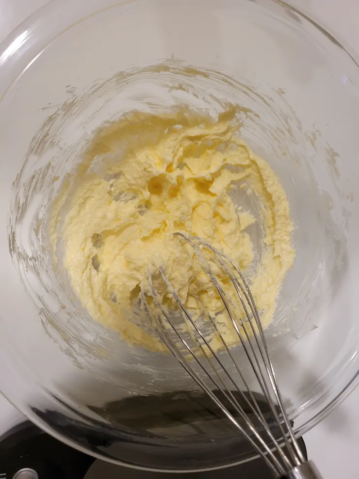 加入蛋黃攪拌完成