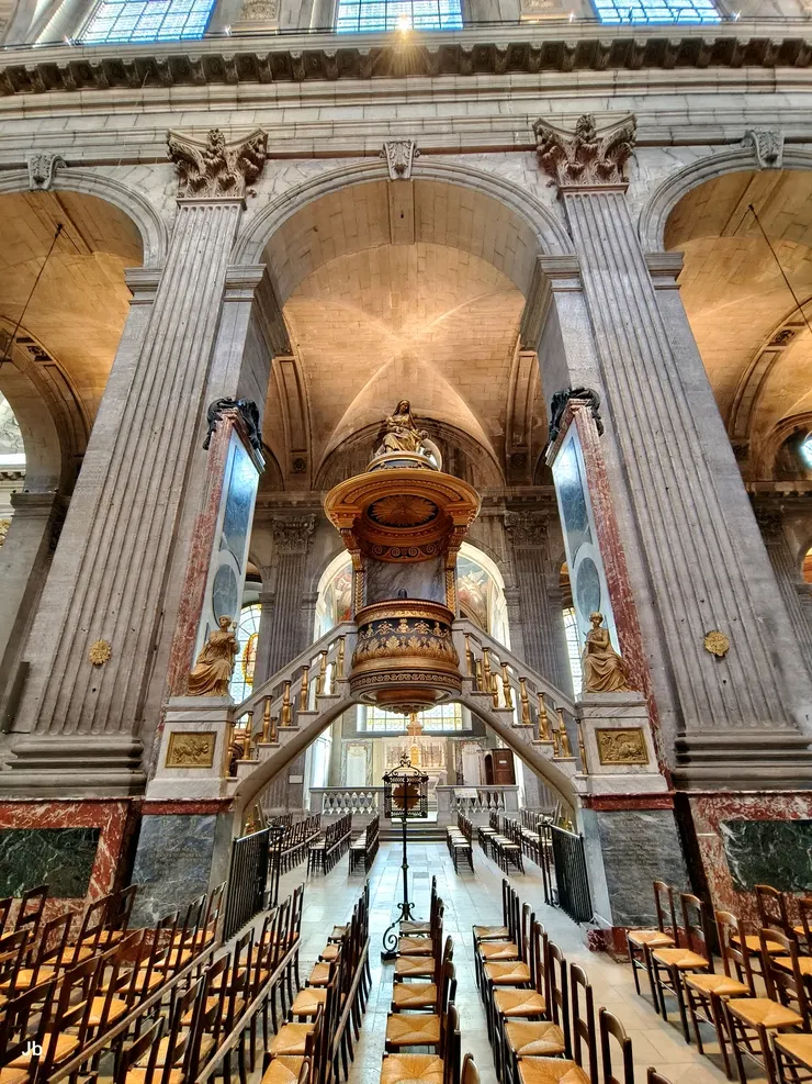 【羅馬式聖許畢斯教堂巴黎第二大 用神秘為它添聲名是達文西密碼！懸空的金色講道壇，以獨特的雙螺旋樓梯設計聞名。】