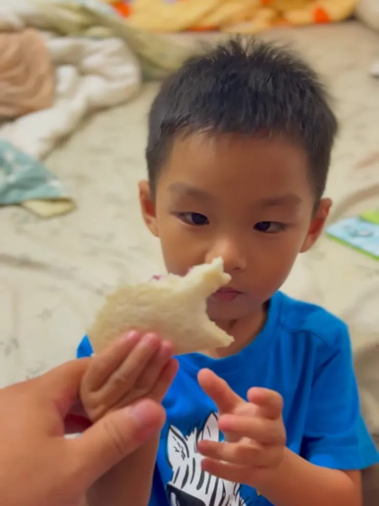 純真的孩子吃著吃著吐司就發現河馬