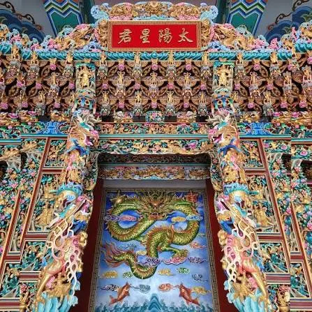 色彩繽紛的廟體藝術（圖片截圖於網路）