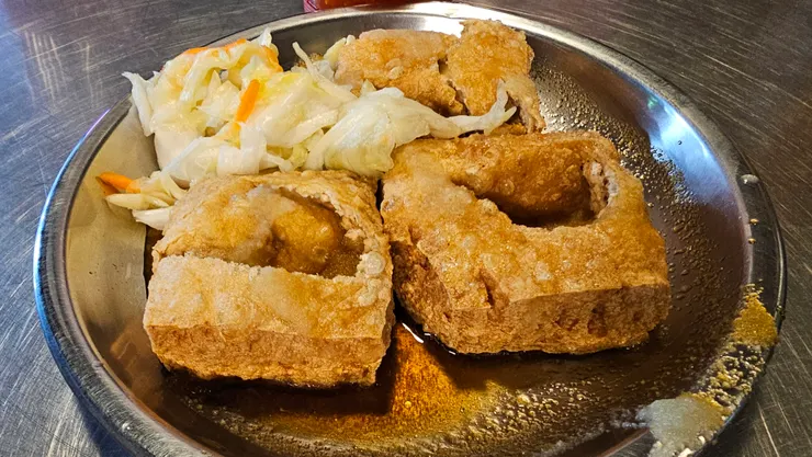 這是饒河街夜市的【下港名彭臭豆腐】!超好吃!是豆腐中間有挖洞的那種門派!