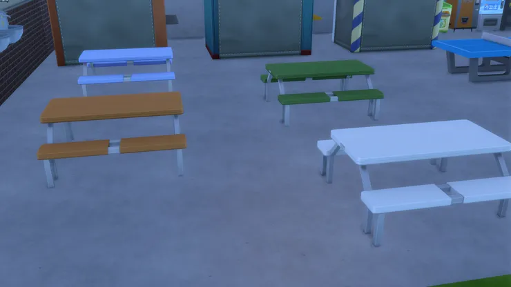 有蓋操場裏也有餐桌椅，只是不用太陽傘。