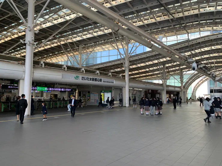 週六上午8:00的琦玉新都心站,有許多學生穿著制服,不知道是要去補習還是有什麼活動?