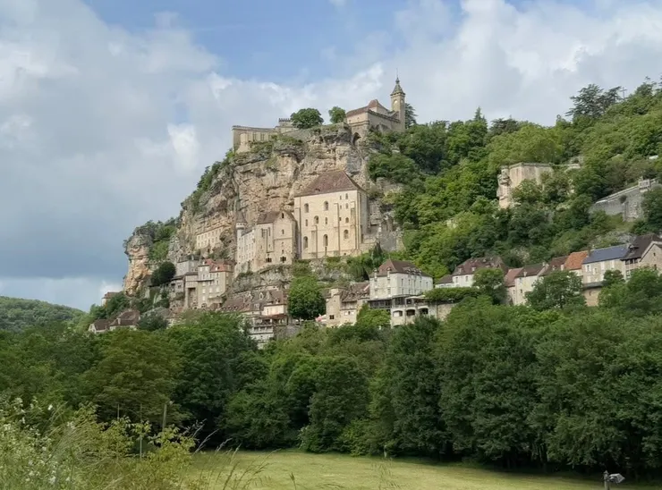 山壁上美麗的房子，一直在眼前打轉