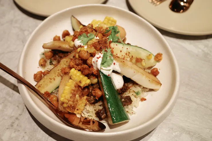 【牛肉咖哩香料飯 】NT$380。牛肉咖哩醬、印度香米、綠櫛瓜、玉米、鷹嘴豆、杏鮑菇、香菜 | Vegan Beef Curry, Zucchini, Corn, Chickpeas, Shiitake Mushrooms, Lemon Cashew Dressing, Coriander, Basmati Rice