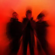 由左至右分別是吉他手、主唱與鼓手