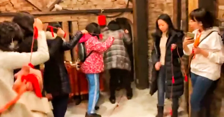 野村 祐帶領在場賓客手握結繩至二樓空間祈福 梵靈乾坤工作室提供