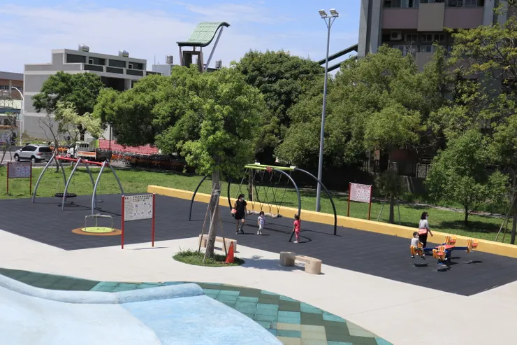 不畏正午豔陽的孩童們