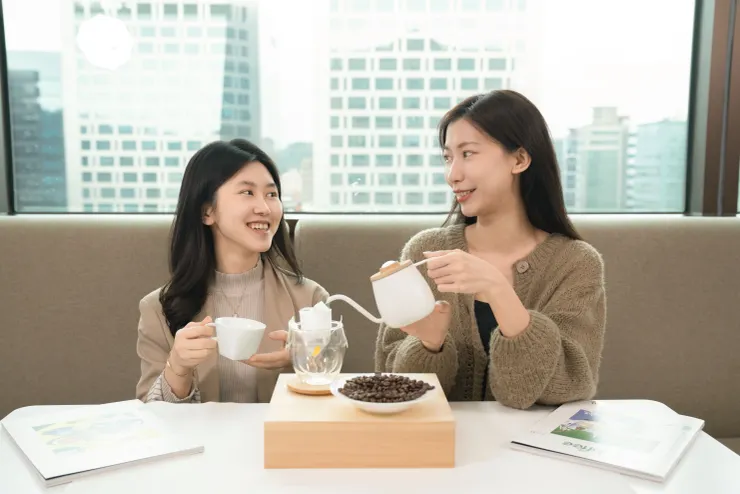 圖二：雀巢金牌濾掛咖啡將繁瑣的手沖流程濃縮在一撕一拉之間，讓精品級咖啡的細膩美學真正走入日常生活。