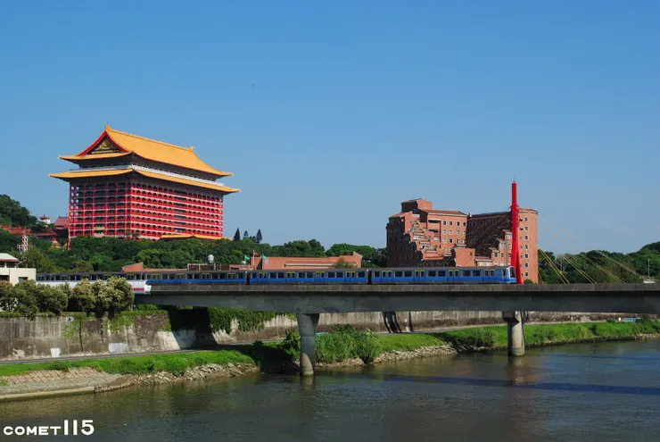 基隆河橋過去是淡水線上的一大地理屏障，後方的圓山大飯店就是臺灣神社舊址