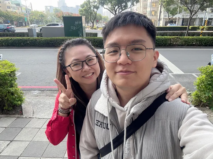 我記得自己曾跟這些小年輕說的是，Emma 姐的年紀真的是可以當你們的媽了  XD