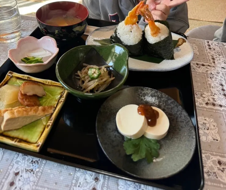 孩子的炸蝦飯糰定食