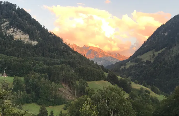 瑞士萨克瑟恩的黃昏山景